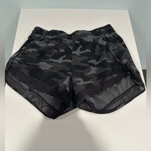 Athleta Mesh Racer Run Shorts 4” Gray Camo Size Small